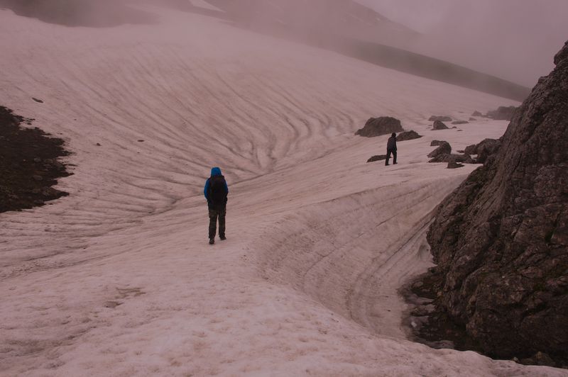 снежники на Фишт-Оштенском перевале в мае