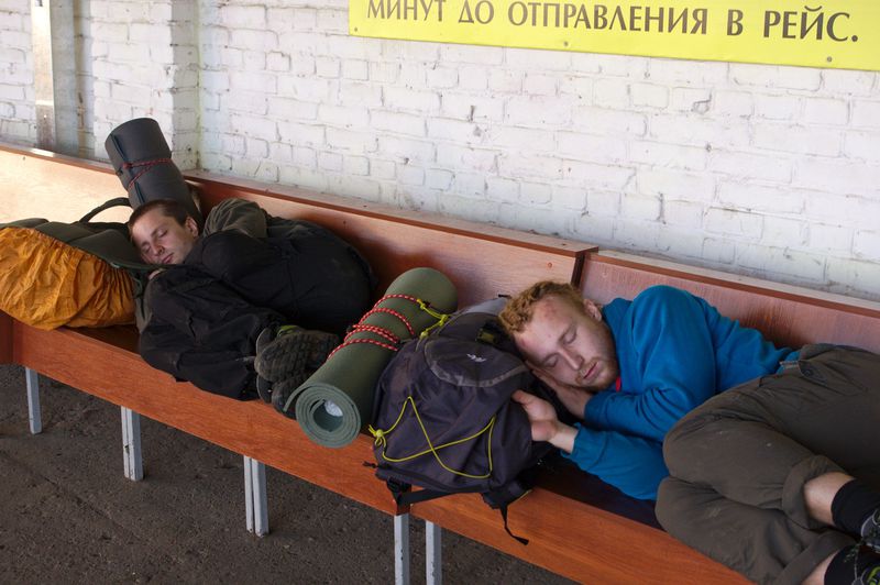 lexszero и nebeda спят на территории майкопского автовокзала