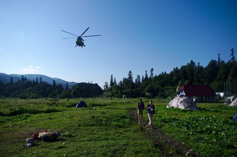 вертолет над приютом «Фишт»
