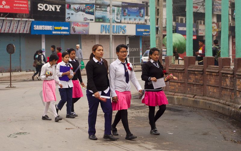 непальские школьницы