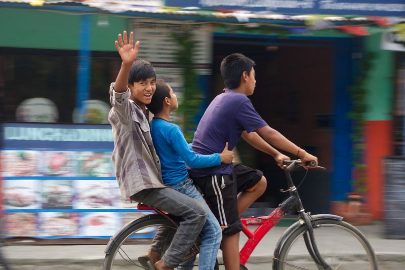 непальские пацаны на велосипеде