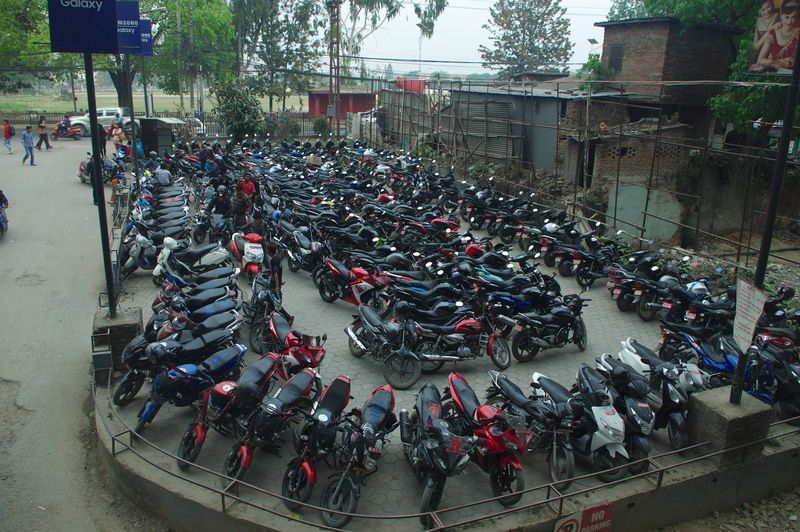 мотоциклы на парковке у молла в Катманду